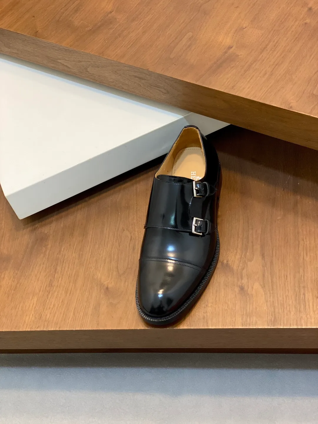Men's shoes 💰780 HERMES/Hermès GAME slip-on loafers. These loafers are made of matte frosted calfskin. They are equipped with functional Kelly shoe buckles to easily create a fashionable urban style. They are equipped with genuine leather welts and lightweight grooved rubber foam outsole. They have genuine calfskin lining and silk-screen logo feet. They are slip-on design. They are novel and fashionable, with a handsome upper. Comes with a dust bag in the original box! Size: 39-40-41-42-43-44 standard leather shoe size (38/45 can be customized but does not support returns)